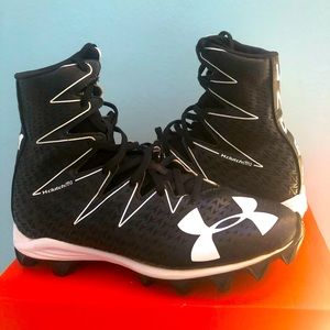 Boys Size 4.5 UNDER ARMOR FOOTBALL CLEATS